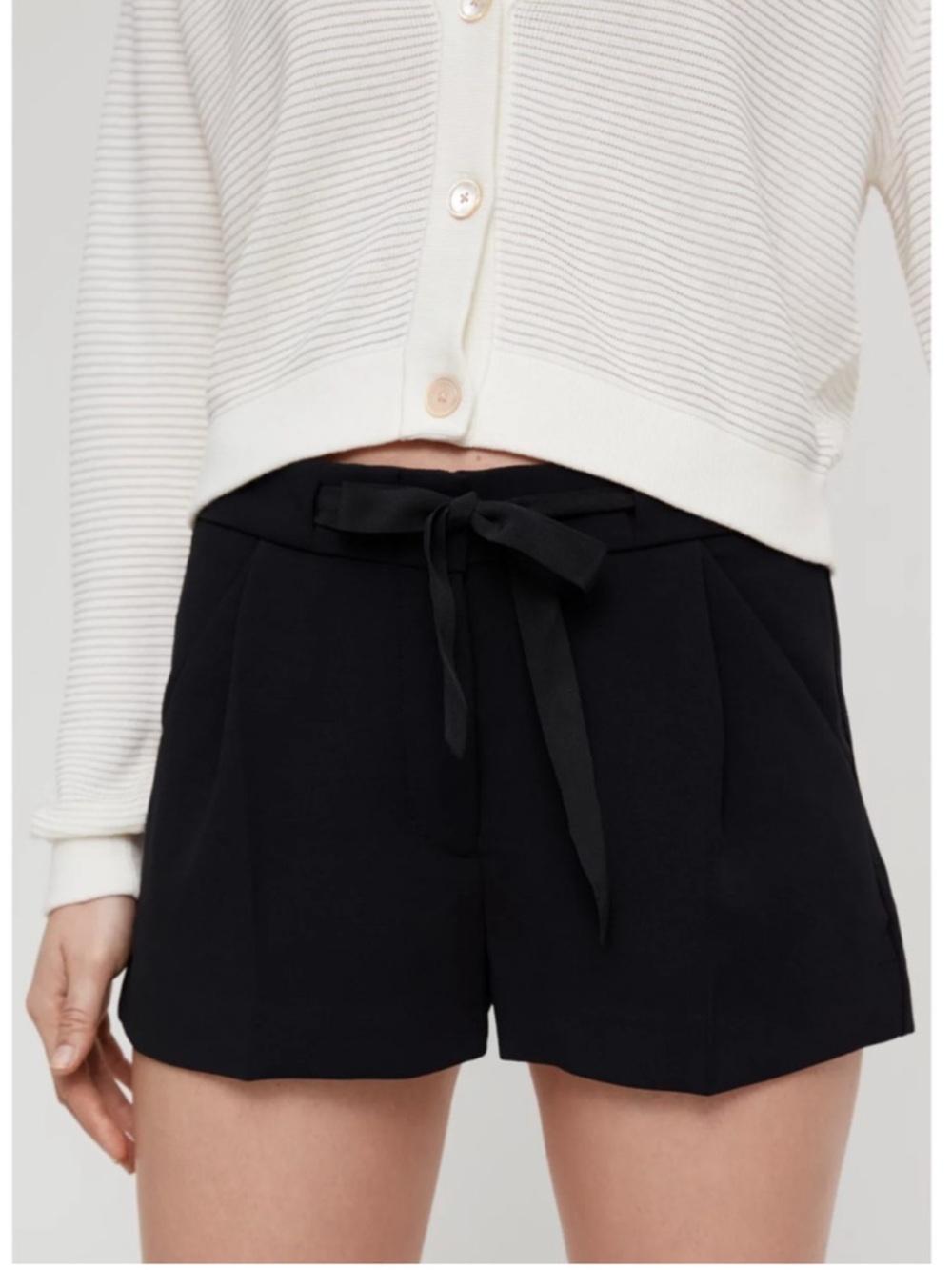 Aritzia Wilfred Exergue Short Ribbon tie crepe low rise shorts in Black Size 8